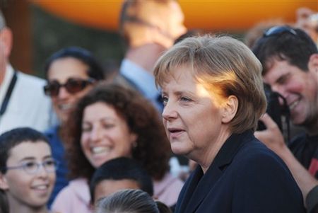 Merkel przedyskutuje "historyczną odpowiedzialność" Niemiec?