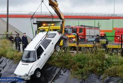 Kobieta wjechała samochodem do wody. Czekała na pomoc policjantów... stojąc na jego dachu