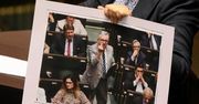 Poseł PiS pokazał środkowy palec w Sejmie