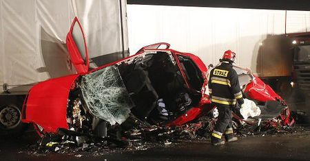 Gigantyczny karambol kilkudziesięciu aut - 1 osoba nie żyje