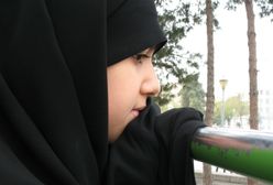 Ojciec przetrzymuje córkę w klatce od czterech lat przez antyislamskie zachowanie