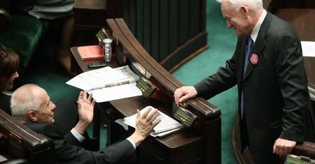 Komputerek, piwko, drzemka... Cała prawda o pracy posła