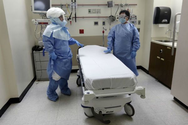 Trzy stany zaostrzają przepisy w walce z ebolą