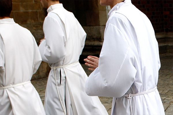 Coraz mniej Polaków uczestniczących w mszach św., rośnie liczba księży