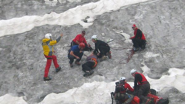 Ratownicy wyciągają niemieckiego turystę ze szczeliny w drodze na Schrankogel