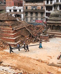Aresztowania za plądrowanie porzuconych domów i sianie paniki po trzęsieniu ziemi w Nepalu