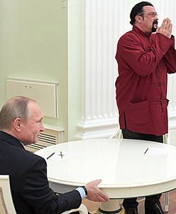 Władimir Putin wręczył na Kremlu rosyjski paszport Stevenowi Seagalowi