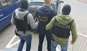 W kajdankach i klapkach uciekł z prokuratury. 26-latek wpadł w warsztacie samochodowym