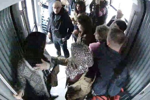 Ataki na muzułmankę w Łodzi. Mężczyzna próbował ją wypchnąć z tramwaju i kopnął