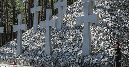 Ukraina: zniszczenia na cmentarzu w Bykowni są usuwane