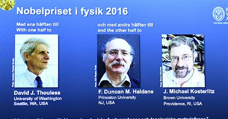 Trzech laureatów nagrody Nobla z fizyki za badania w dziedzinie kwantów