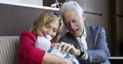 Bill Clinton pochwalił się wnuczką. Trzyma ją w ramionach. Jest taka słodka i malutka