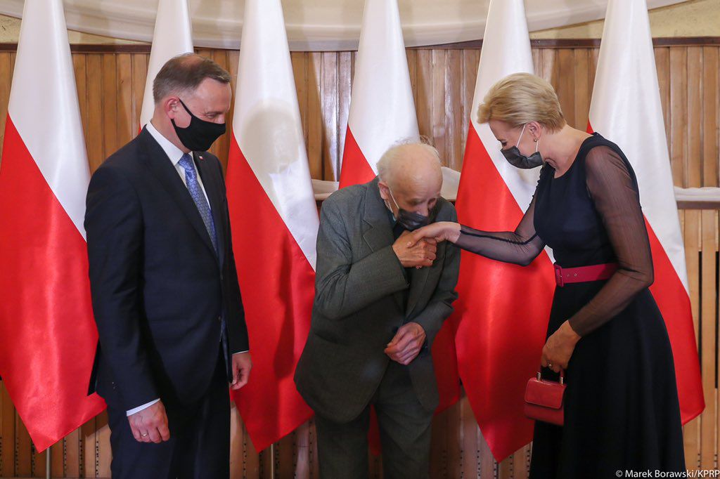 Agata Duda w ciemnej kreacji