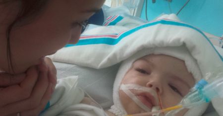 Mama bliźniąt syjamskich, których rozdzielenie zakończyło się sukcesem, po raz pierwszy przytula synów osobno