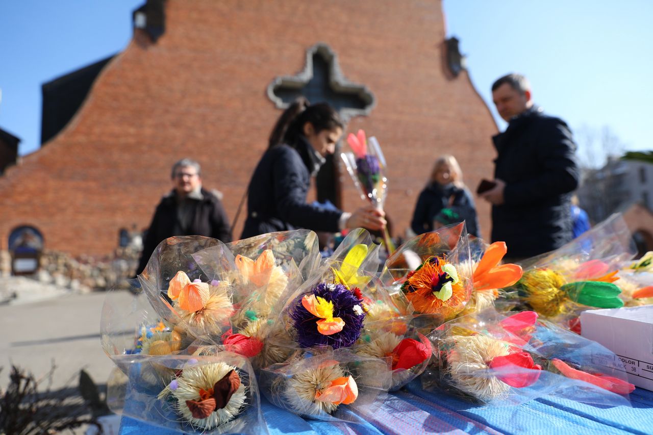 Wierni oburzeni ogłoszeniem ws. świątecznych palemek. "Ksiądz Janusz Biznesu!"