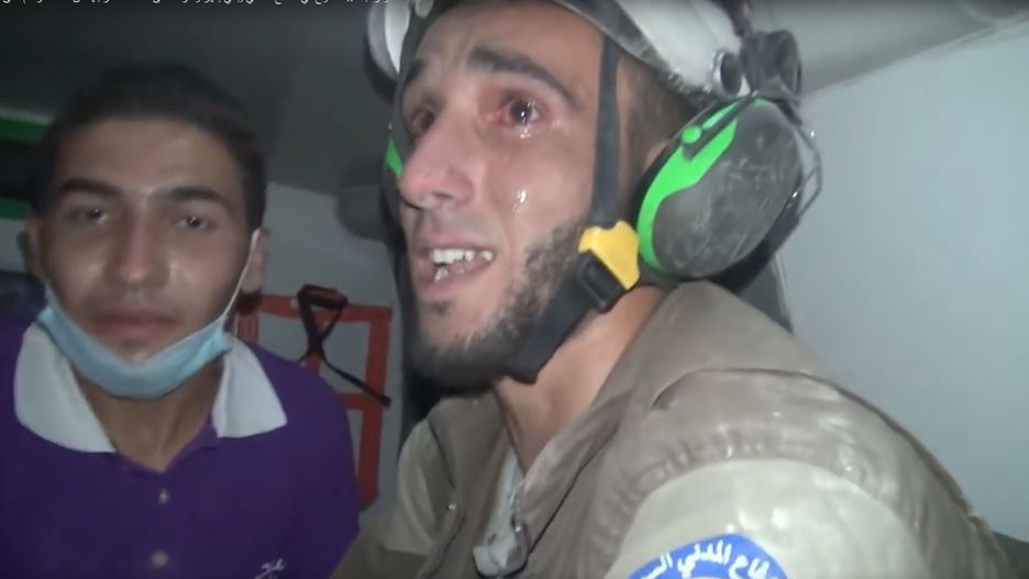 Wolontariusz Białych Hełmów w czasie akcji ratunkowej po bombardowaniu w Syrii
