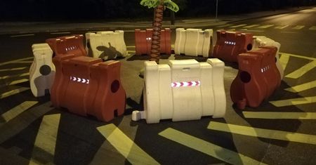 Kuriozalna instalacja drogowa. Na rondzie w Otwocku stanęła dmuchana palma