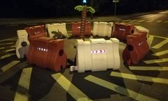 Kuriozalna instalacja drogowa. Na rondzie w Otwocku stanęła dmuchana palma