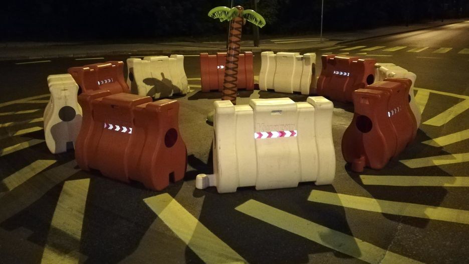 Atrapa palmy nawiązuje do artystycznej instalacji Joanny Rajkowskiej z Alej Jerozolimskich w Warszawie