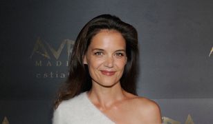 "Jezioro marzeń": Katie Holmes w bieli na czerwonym dywanie