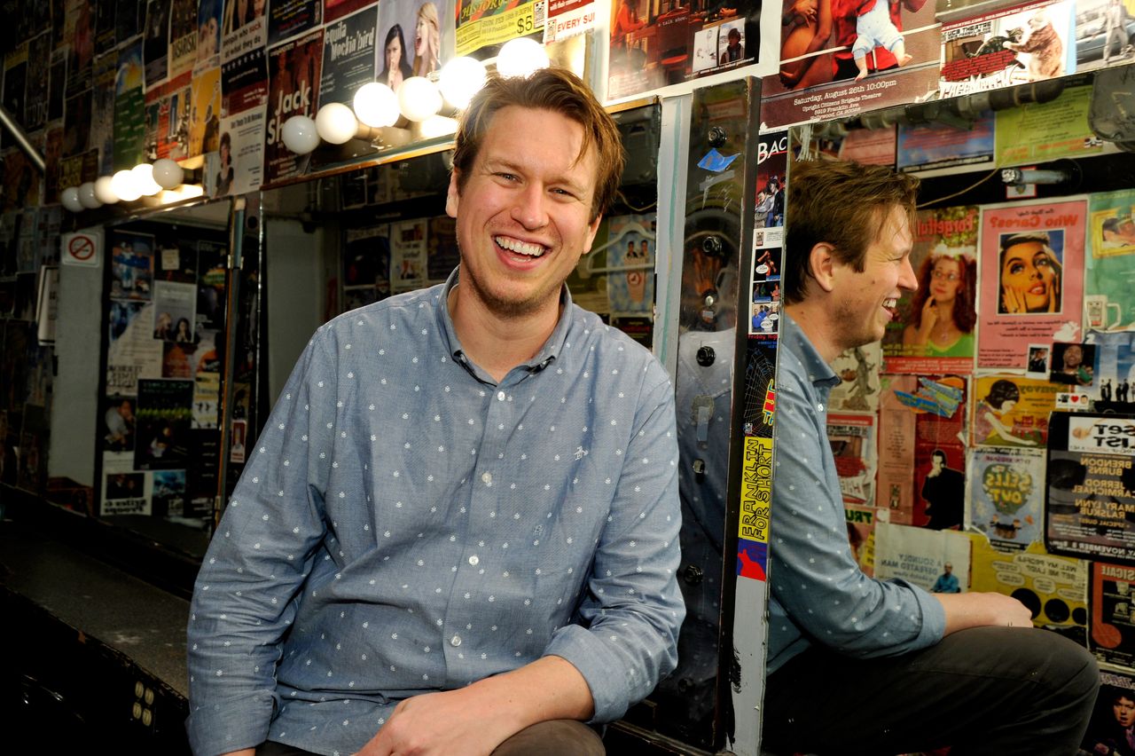 Pete Holmes z serialu HBO "Na wylocie": "Bycie zabawnym jest jak bycie sexy"