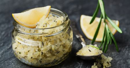 Peeling do twarzy – najlepsze przepisy na domowe peelingi