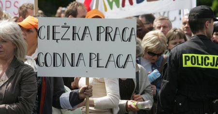 Źle opłacani, przemęczeni, sfrustrowani. NIK odsłania prawdę o pracownikach socjalnych