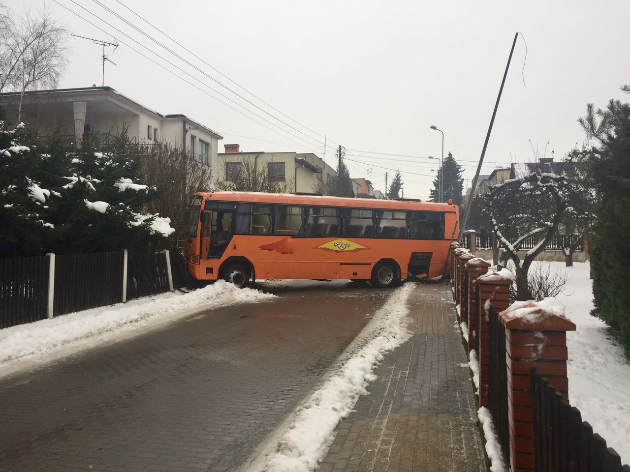 Chojnice. Autobus z dziećmi wbił się między dwa płoty. "Jechaliśmy bardzo wolno"