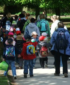 13 uczniów pojechało na szkolną wycieczkę, wróciło 12. Nauczycielka o jednym zapomniała