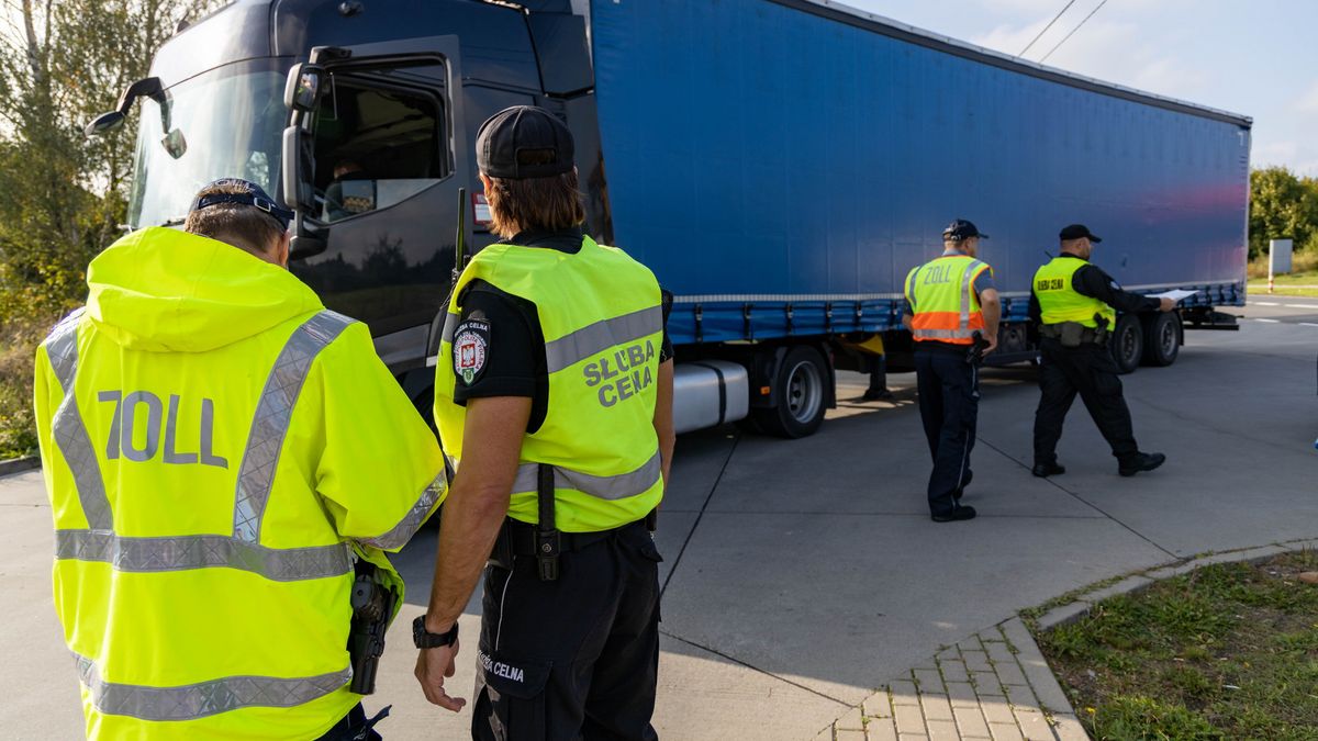 Służba celna ma coraz więcej roboty.