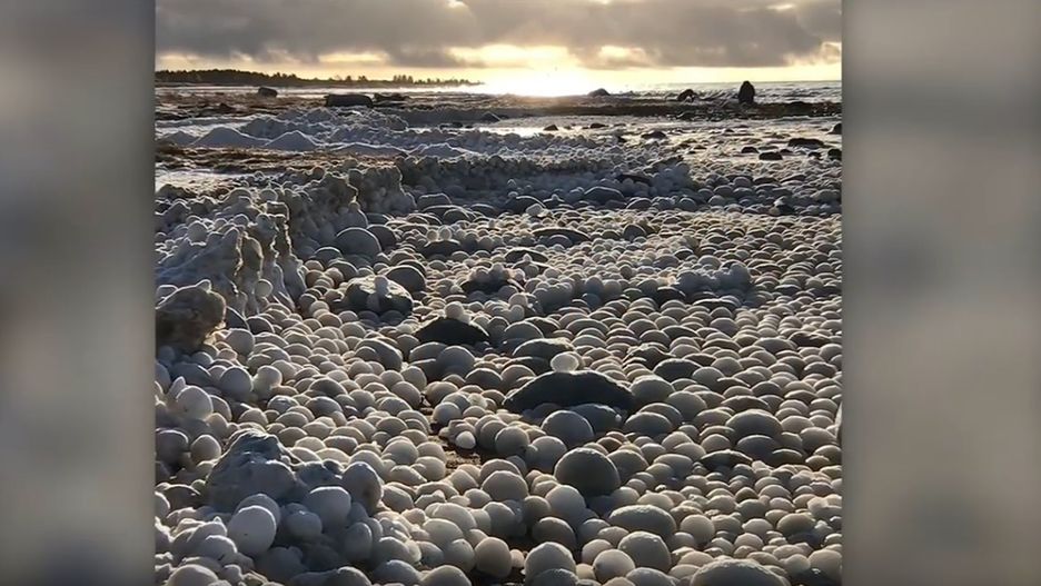 Tajemnicze lodowe kule pokrywały kilometry plaży