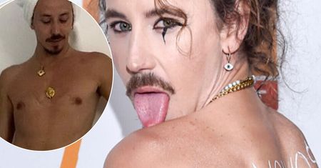 Michał Szpak z okazji 32. urodzin zafundował sobie rozbieraną sesję w Paryżu. Postawił jedynie na różowe skarpetki. Można się zawstydzić
