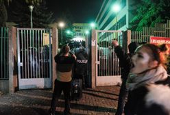 Konin. Wściekły tłum rzucał policjantów kamieniami. Zastanawiające milczenie ministra Mariusza Kamińskiego