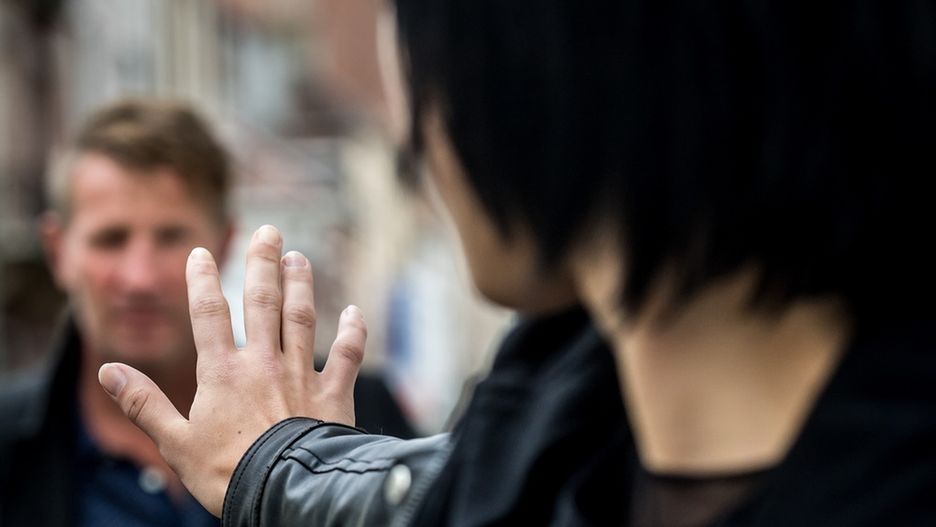 Molestowanie seksualne to nie tylko gwałt, ale także niewybredne żarty czy komentarze.