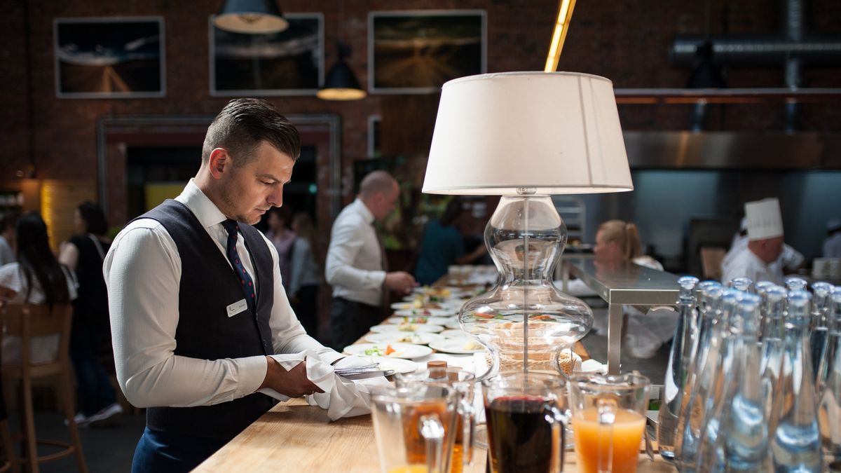 Zamknięcie kin i restauracji odbiło się na pensjach kelnerów i innych pracowników