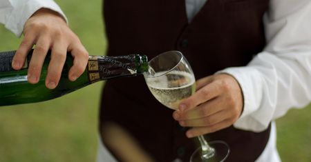 Kelner wyleciał z pracy za chamstwo. Teraz udowadnia, że musi być nieprzyjemny, bo jest Francuzem