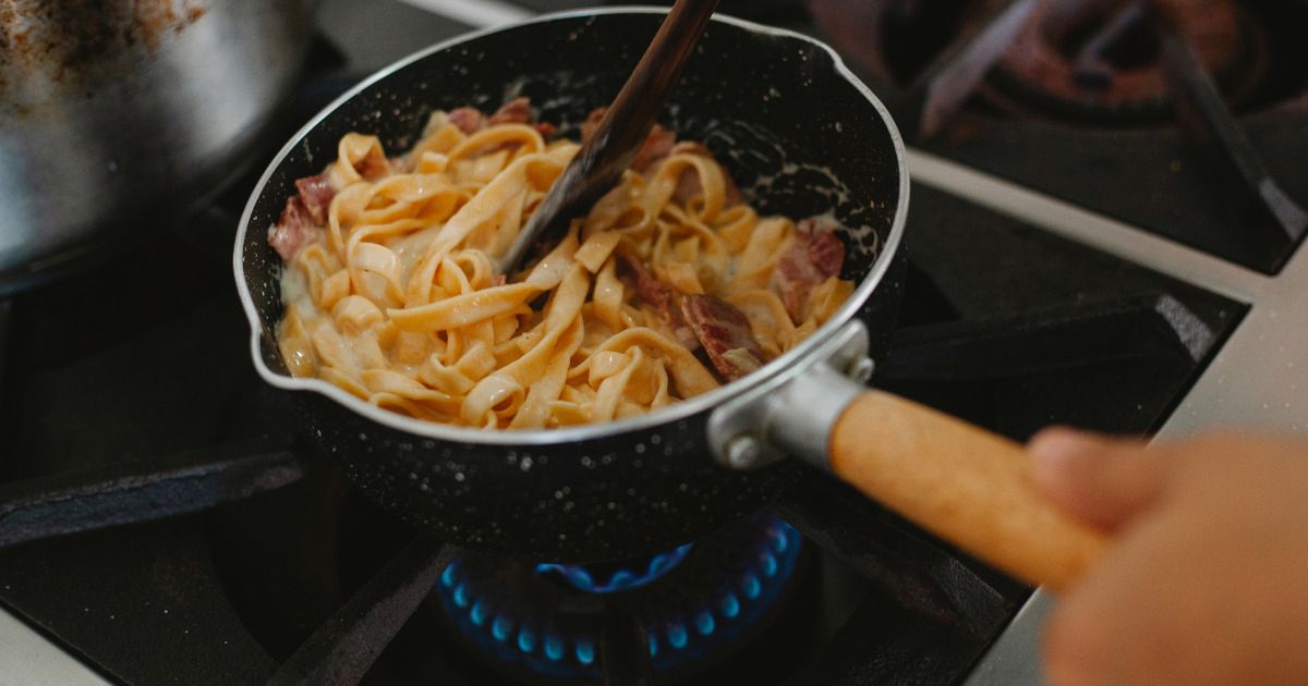 Makaron z patelni przygotujesz w kilka chwil. Świetna opcja, gdy nie masz czasu na gotowanie