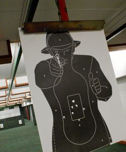 Świdnica: wypadek na strzelnicy. 21-latek podrapał się w głowę nabitą bronią.