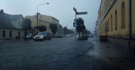 Burze nad Wielkopolską. Podtopione ulice i interwencje straży pożarnej