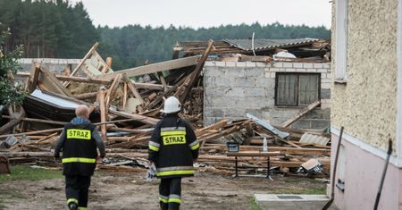 Poszkodowani w nawałnicach przez rok mogą nie spłacać kredytów. "Ogrom zniszczeń nie może pozostawić nas obojętnymi"
