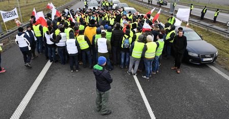 Policja mogła usunąć protestujących z A2. Ale nie taka jest praktyka