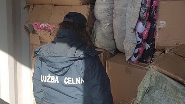 Podrobione zabawki były ukryte w jednym z kontenerów jadących z Chin do UE