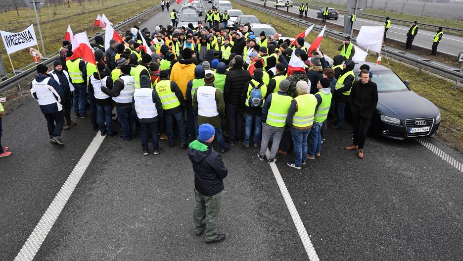Rolnicy blokowali autostradę przez blisko dziesięć godzin.