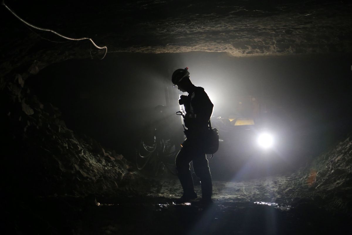Wstrząsy w kopalniach na Dolnym Śląsku. Nie żyje górnik, są ranni
