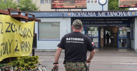 Akcja ratowania trzech górników. Metan utrudnia pracę ratownikom