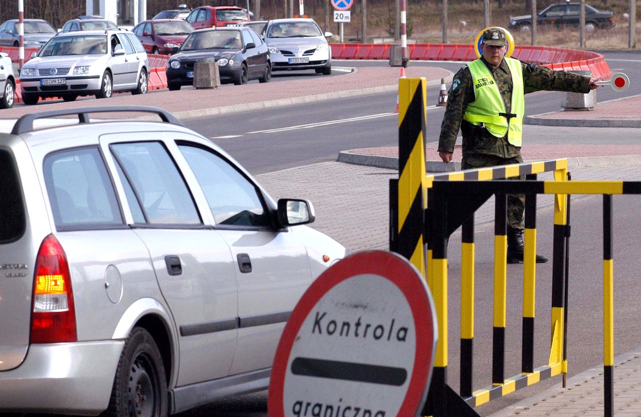 Cedynia. Potrącił policjanta. Trwa obława na złodziei