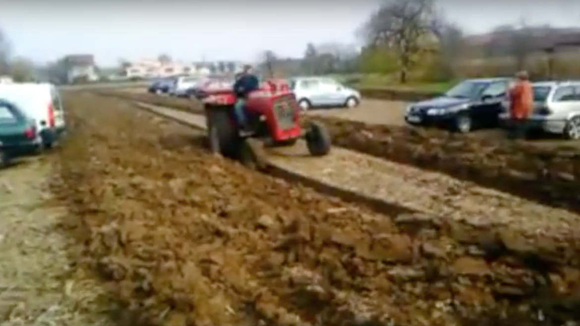 Rolnik zaorał dziki parking