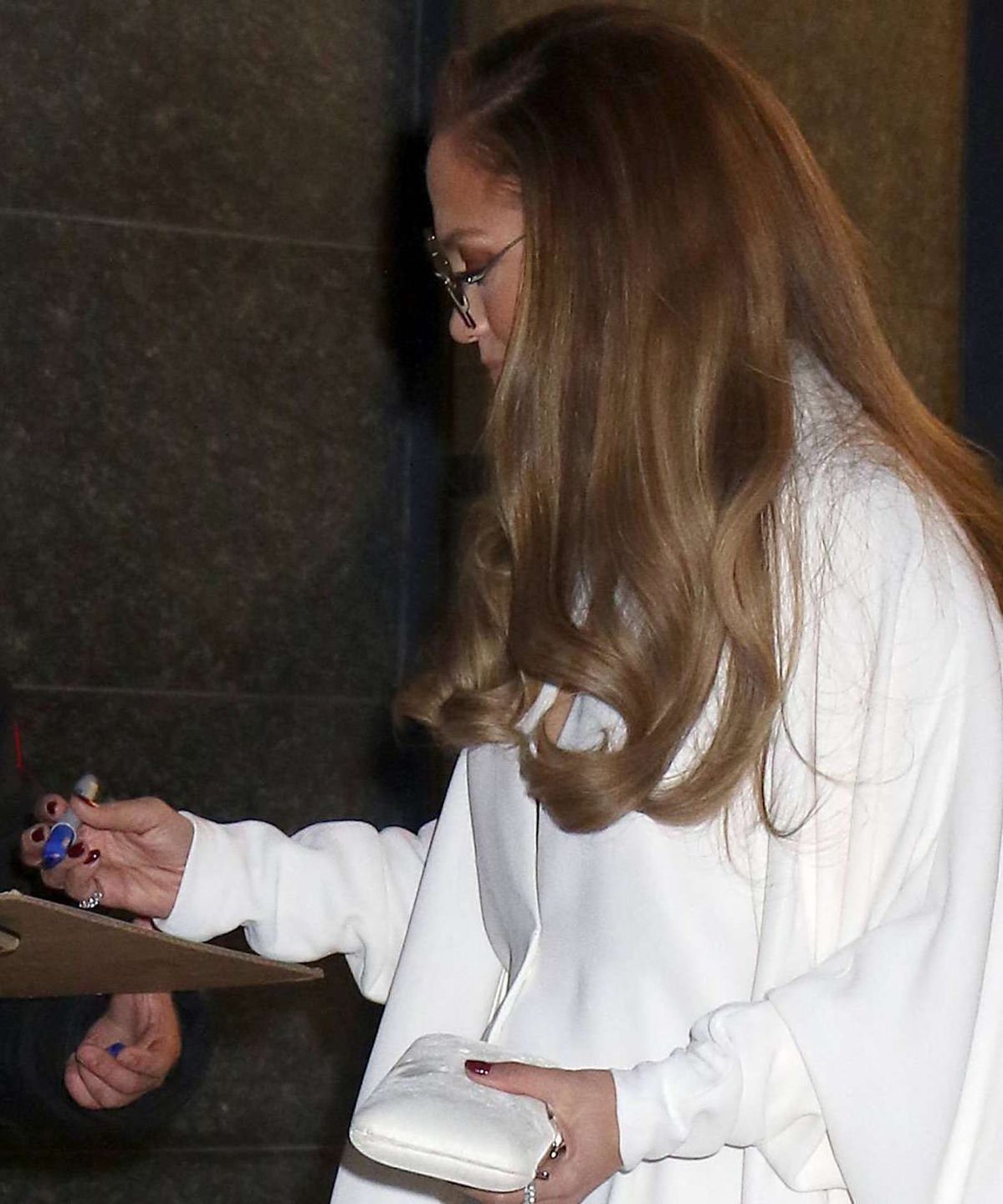 Jennifer Lopez rozdaje autografy
