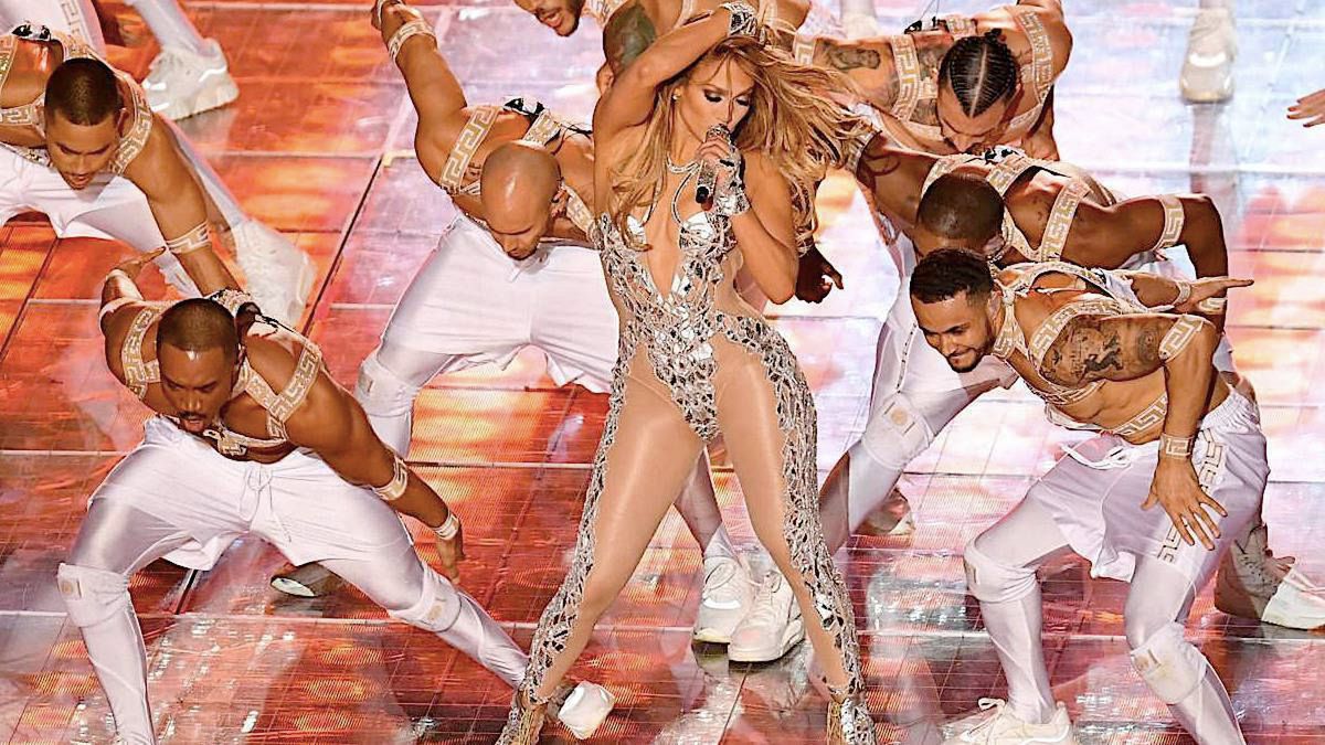 Jennifer Lopez z tancerzami na Super Bowl