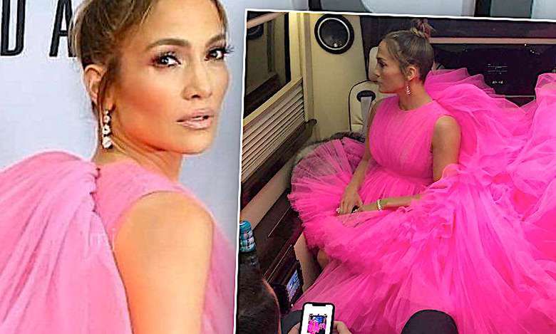 Mamy stylizację 2018 roku! Jennifer Lopez w różowej sukni ledwo weszła na czerwony dywan, ale wyglądała obłędnie!